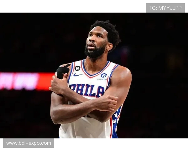 博班与奥尼尔的对决：巨人之战引发的篮球传奇与精彩瞬间