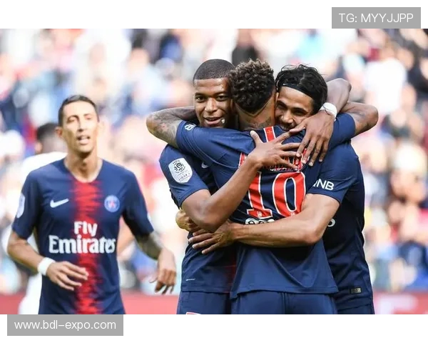 巴黎圣日耳曼与多特蒙德空场对决引发球迷热议与期待 巴黎圣日耳曼与多特蒙德空场对决引发球迷热议与期待