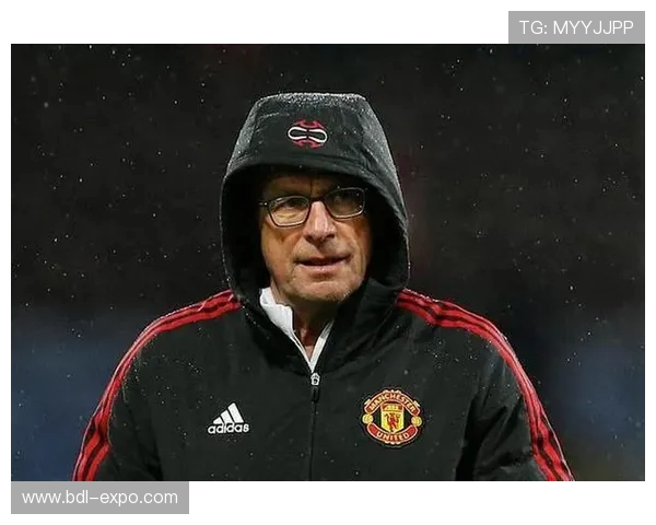 曼联与巴黎首回合交锋比分揭晓精彩瞬间回顾与分析 曼联与巴黎首回合交锋比分揭晓精彩瞬间回顾与分析