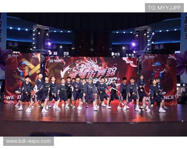 南京街舞队在世界街舞大赛中的团队协作表现精彩纷呈引人注目