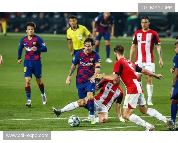 杭州足球队实力引发热议球迷对球队表现的不同看法与争论